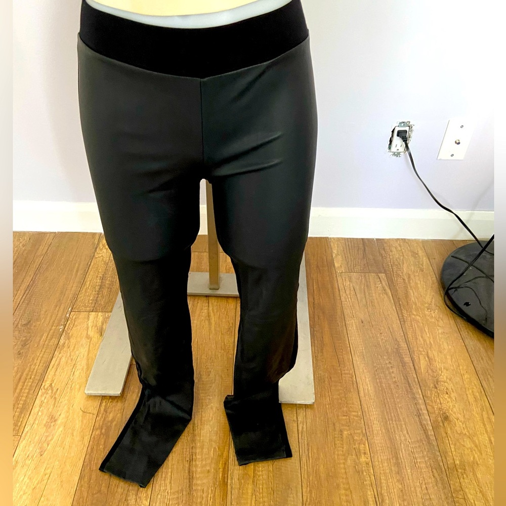 Faux leather pants in front and elastic fabrics in the back 💣
